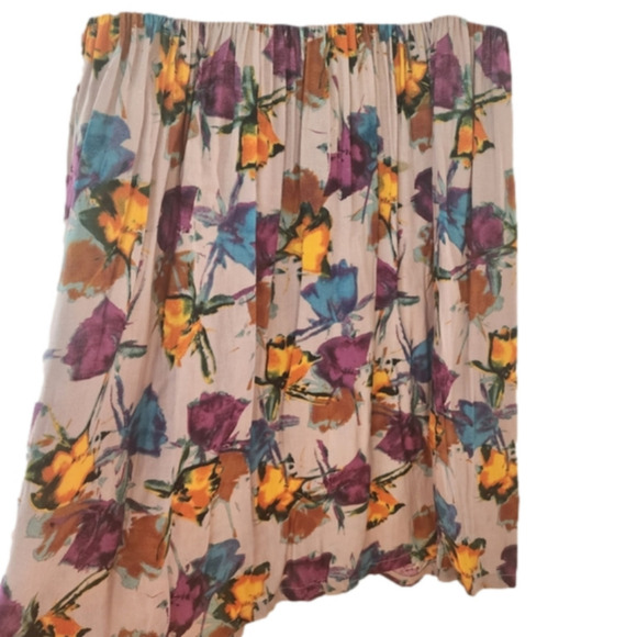 Ya sleeveless yellow top with bold multi colored bottom in a floral pattern. - Picture 3 of 9